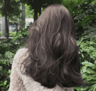 <b>棕褐色的头发发型图片 日本街拍达**爱款</b>
